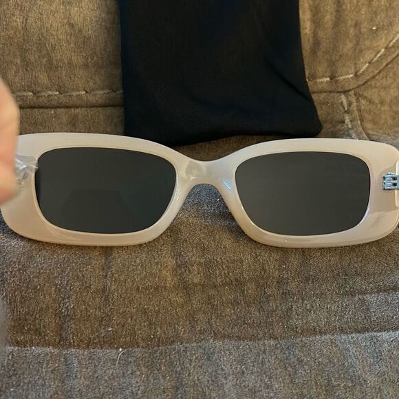 Retro-Vibe Rectangular Polarized Anti-Glare Sunglasses. Pale Salmon Color. - Picture 6 of 7